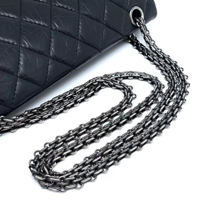 Chanel香奈儿 黑银2.55中大号链条包 Chanel 经典黑银2.55链条包单肩斜挎包，底边28cm，复古气质又优雅，专柜涨至81100，依然买不到，这枚现货好货2w多🉐️